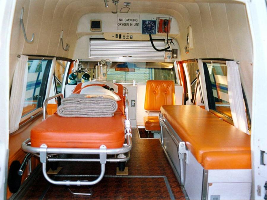  Cadillac Miller-Meteor Lifeliner Ambulance 1977 года  (фото 2 из 2)
